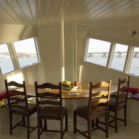 ذا آيلاند هاوس بوت *