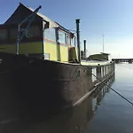 The Island Houseboat 암스테르담
