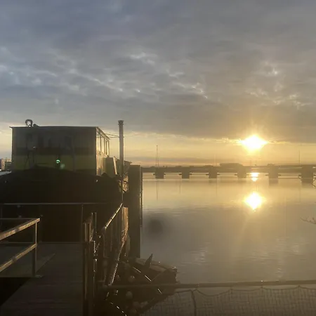 The Island Houseboat 보트호텔