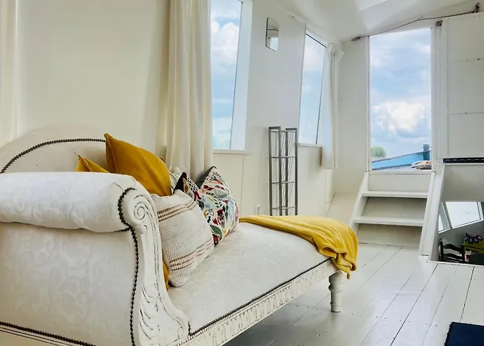 The Island Houseboat Båthotell *