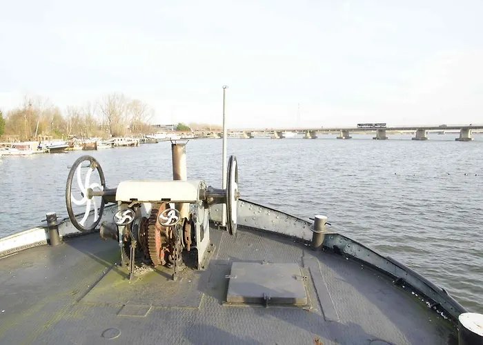The Island Houseboat Båthotell
