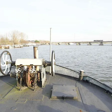 The Island Houseboat Tekne