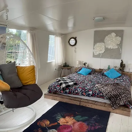 The Island Houseboat אמסטרדם