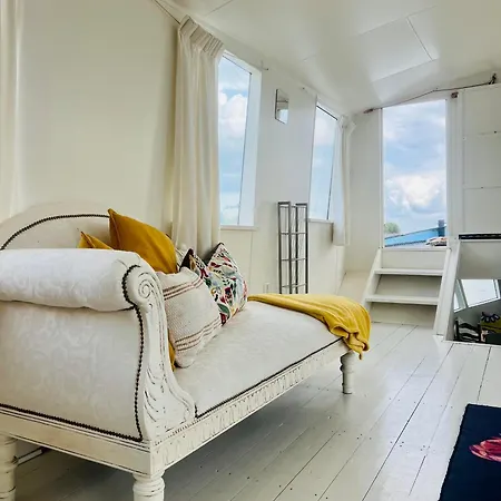 The Island Houseboat ספינת מלון *